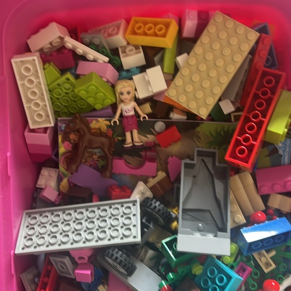 Mixed box of Lego pieces. - Picture 4 of 4